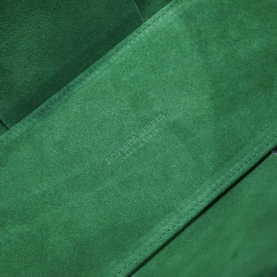 Batch 1760 medium arco, BottegaVeneta# official website latest cowhide leather with inner sheepskin SLIP tote handbag, and the logo has been changed to the side panel😍The oversized woven design really makes it a huge gap from ordinary tote bags🔗🔗Different color combinations inside and outside ⛓Daniel Lee leads the brand's DNA to continue to evolve with fresh inspiration🧬🧬showing a balanced style of luxury and reality👉: 30*20*12 Model: 9893#
